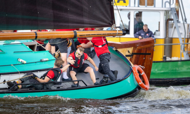 Photo of Regerend kampioen Lemmer verslaat Joure op het Sneekermeer
